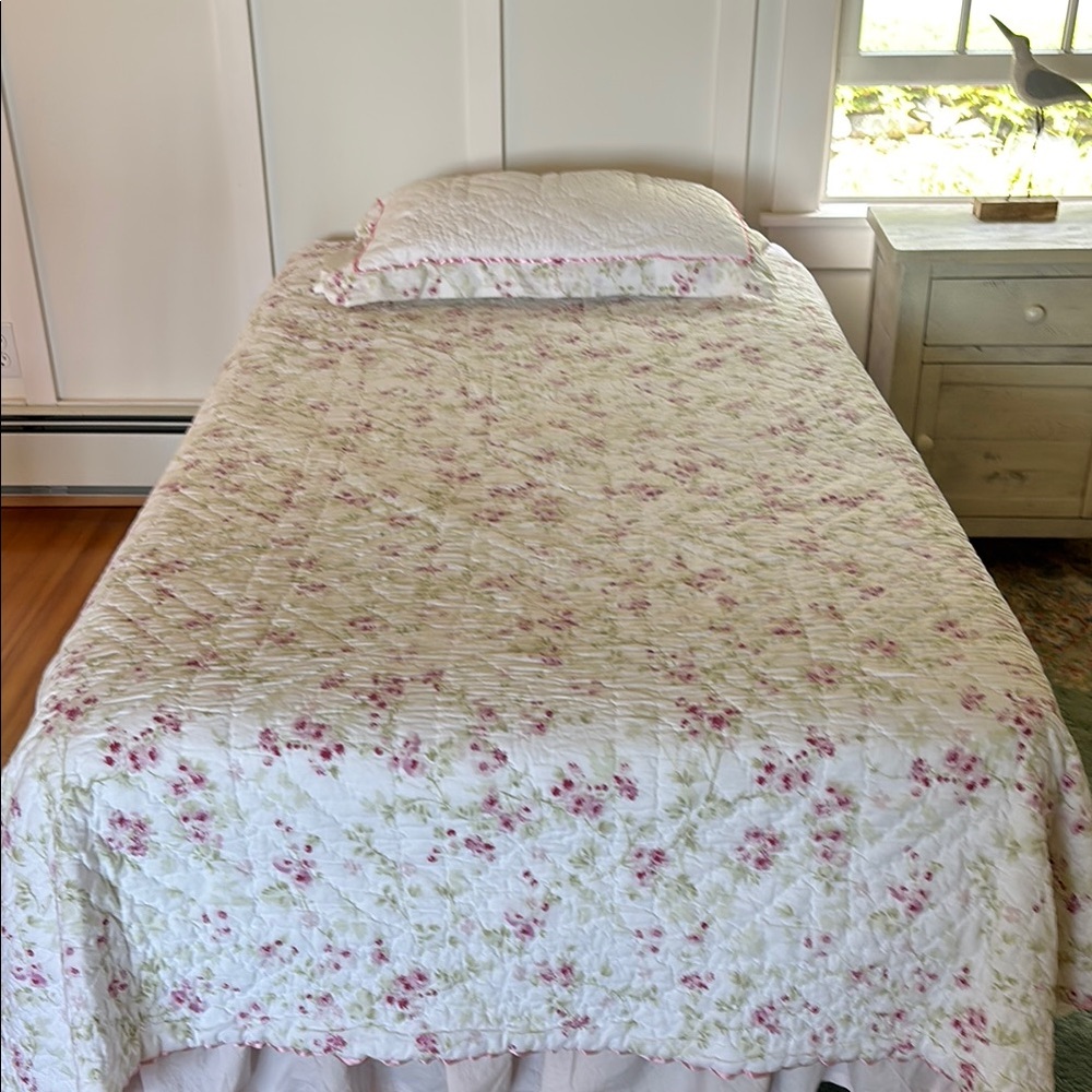 Simply Shabby Chic Rachel Ashwell Reversible Cherry Blossom Twin Quilt Set.
